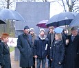 Mahnwache gegen den erneuten Anschlag gegen das Homosexuellen-Mahnmal; Foto: Carsten Schatz