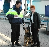 Auf dem Frankfurter Flughafen mit Sprengstoff-Suchhund Luna; Foto: PStS Fritz Rudolf Körper