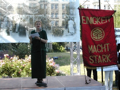 Bezirks-Bürgermeisterin Cornelia Reinauer (PDS) eröffnet die Gedenkstunde am Rosengarten.; Foto: privat