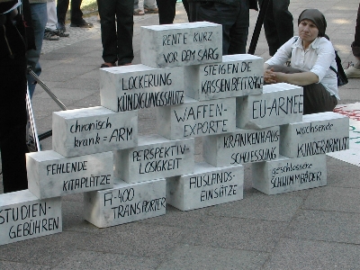 Die Gedenkfeier bot Anlass für aktuelle Proteste gegen Sozialabbau und Kriegseinsätze.; Foto: privat
