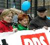 Gesine Lötzsch und Petra Pau auf den Friedens-Demo; Foto: Axel Hildebrandt