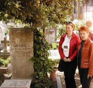 Gesine Lötzsch und Petra Pau am Gramsci-Grab
