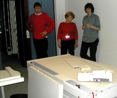 Ute, Helmut und Sonja besichtigen künftige Möbel; Foto: privat