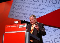 Lothar Bisky auf dem Gründungsparteitag; Foto: Elke Brosow