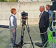Gespräch von Joachim Gauck mit Petra Pau in der Mauer-Gedenkstätte Bernauer Straße; Foto: Axel Hildebrandt