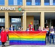 Regenbogenfahne vor dem Rathaus Hellersdorf gehisst; Foto: privat