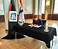 Petra Pau schreibt sich namens des Präsidiums des Bundestags ins Kondolenzbuch für Inge Deutschkron ein; Foto: privat