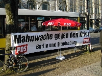 Berlin, Unter den Linden: Mahnwache gegen den Krieg; Foto: Axel Hildebrandt